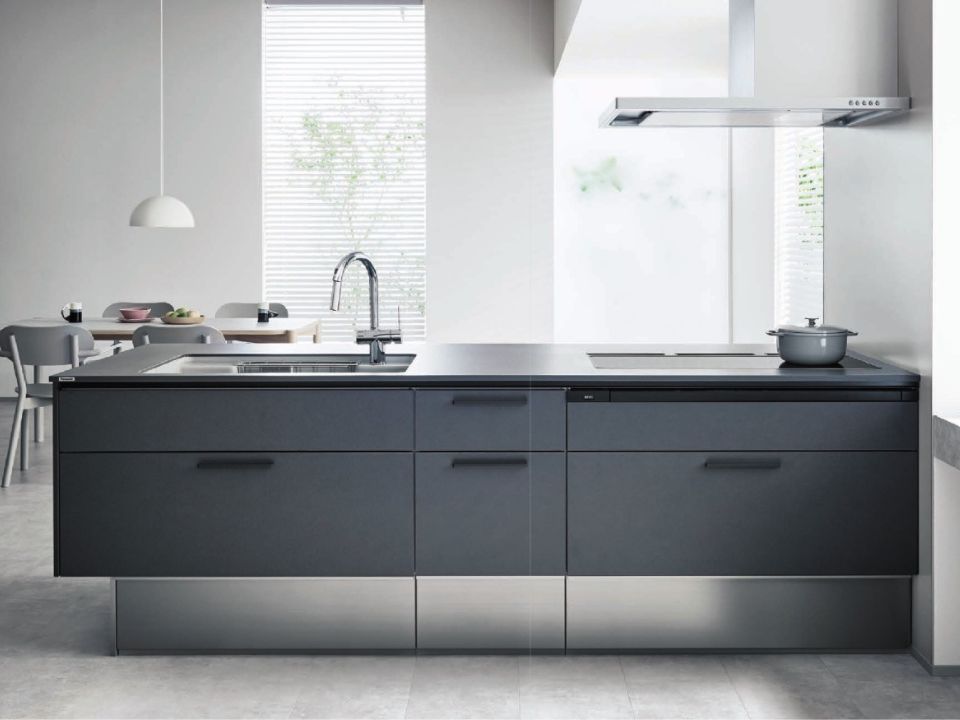 上質なデザインと使いやすさを追求したPanasonicの「Sクラス」キッチン。
インテリアに美しくなじむ扉デザインと、毎日の家事を快適にする機能性を両立しています。作業スペースを広く確保できる設計に加え、スムーズに取り出せる収納で調理効率もアップ。お手入れしやすい素材を採用しているため、清潔さを長く保てます。
料理をする時間が、少し楽しく、少し誇らしくなる――そんな上質な暮らしを叶えるキッチンです。