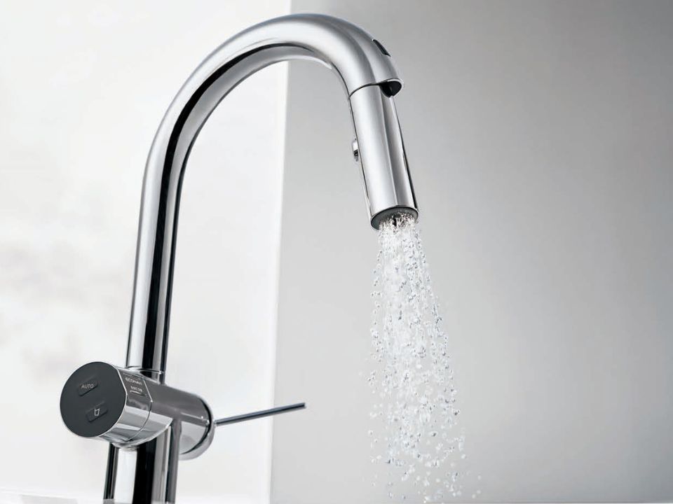 手をかざすだけで吐水・止水ができるタッチレス水栓を採用。
調理中で手が汚れていても水栓に触れる必要がなく、清潔さを保ちながら快適に使えます。こまめな止水がしやすいため、無駄な水を減らせるのも嬉しいポイント。
毎日の料理や洗い物をスムーズにし、家事の時短と衛生面を同時に叶える、今の暮らしにうれしい設備です。