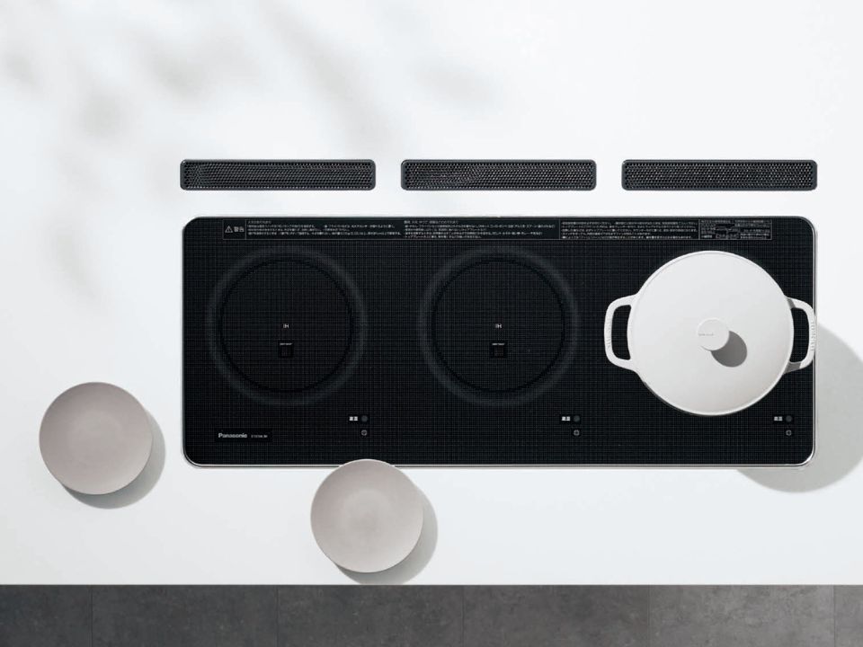 横一列に配置されたフラットワイドコンロは、ゆったりとした調理スペースが魅力。
複数の鍋やフライパンを同時に使っても手元が窮屈にならず、家族分の調理もスムーズに行えます。フラットな天板は段差や凹凸が少なく、サッと拭くだけでお手入れも簡単。
見た目の美しさと使いやすさを兼ね備え、毎日の料理を快適にしてくれる先進的なコンロです。