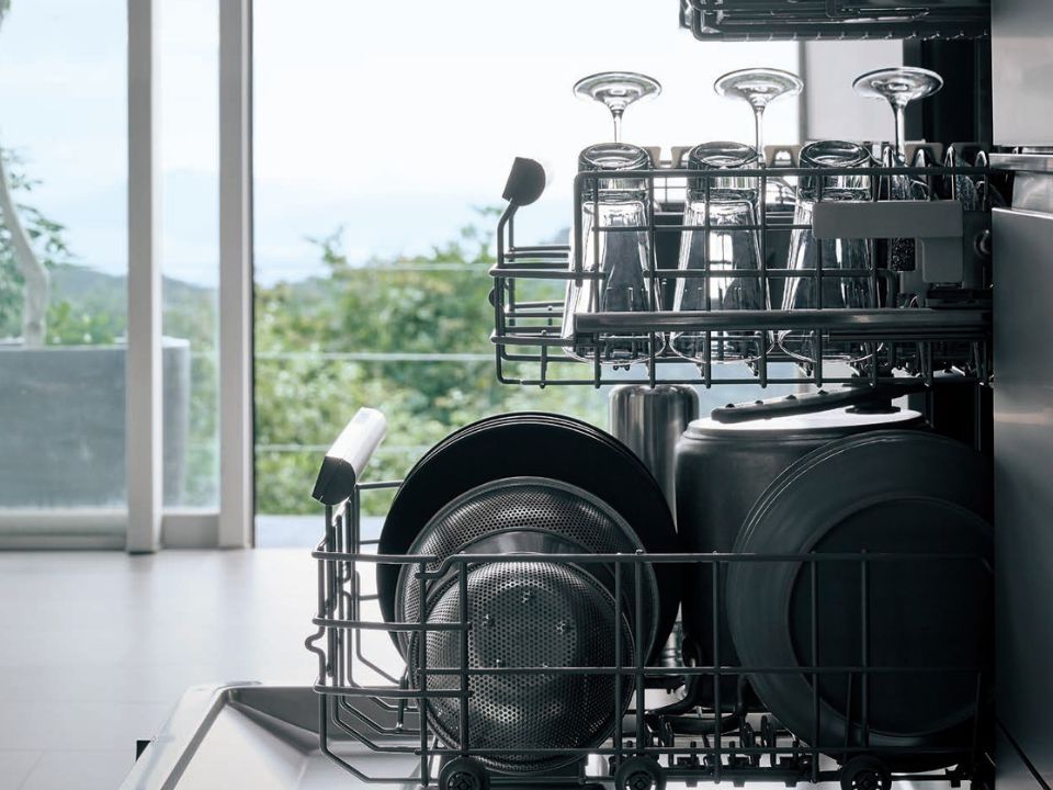 Panasonic Sクラスに搭載された食洗機は、毎日の家事負担を大きく軽減してくれる頼もしい設備です。
大容量タイプで、家族分の食器や調理器具もまとめて洗浄可能。高温・高圧の水流でしっかり汚れを落としながら、手洗いよりも節水できるのが特長です。
後片付けの時間を短縮できるため、食後は家族との時間やくつろぎの時間をゆったり確保。忙しい毎日をスマートに支える、うれしい標準仕様です。